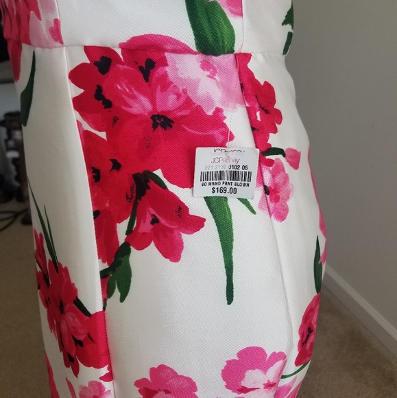 B. Smart Floral Gown - Picture 5 of 5
